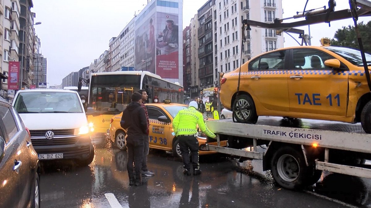 Şişli de trafik kazası: Taksiler birbirine girdi #2