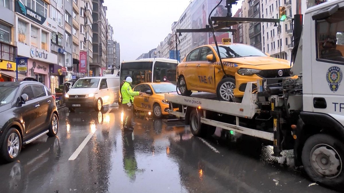 Şişli de trafik kazası: Taksiler birbirine girdi #3