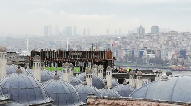 Süleymaniye Camisi'nin silüetini bozan yapı tartışmaların hedefi oldu