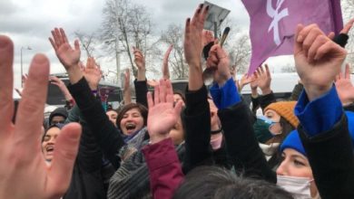 Tencere tavalı protesto gerçekleştiren kadınlara polis engeli