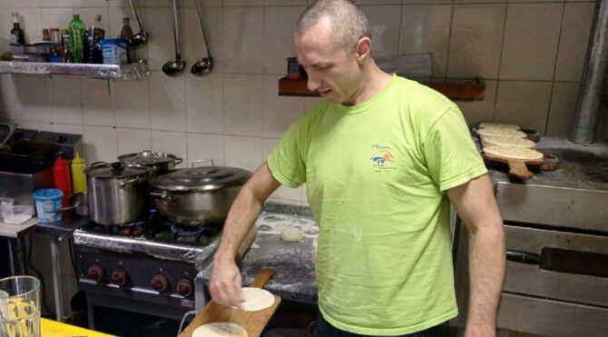 Türk aşçı, sığınakta askerler için yemek yapıyor