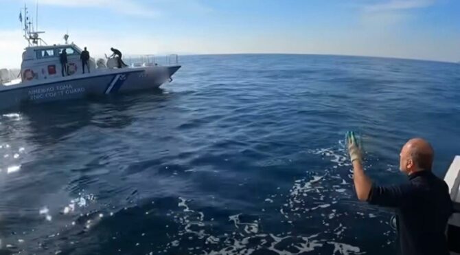 Türk balıkçısından Yunan Sahil Güvenliğe püskürtme