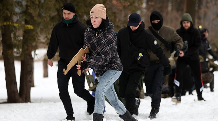 Ukrayna'da sivil halka temel askeri eğitim veriliyor