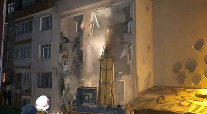 Üsküdar'da patlamanın yaşandığı binada yıkım başladı