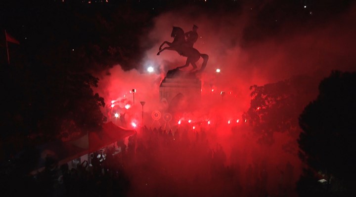 Vatandaşlar Samsun'daki Atatürk Anıtı'nda nöbet tuttu