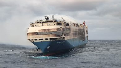 Yanan gemi, Atlas Okyanusu'nda sürükleniyor