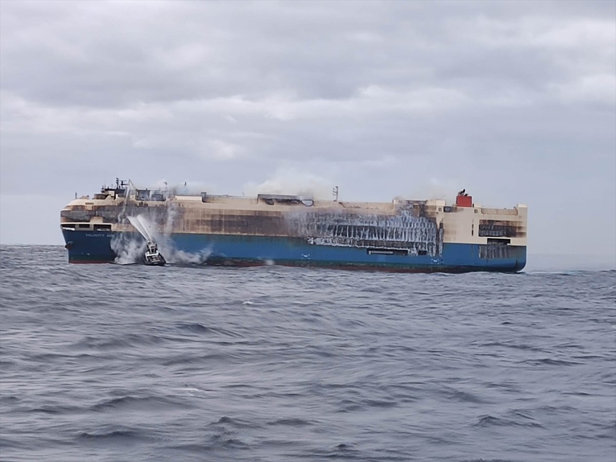 Yanan gemi, Atlas Okyanusu nda sürükleniyor #2
