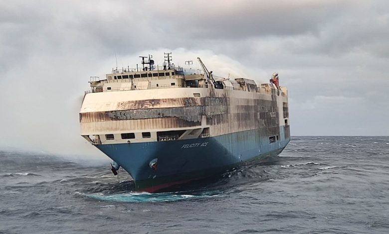 Yanan gemi, Atlas Okyanusu'nda sürükleniyor