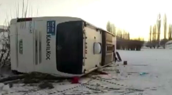 Yolcu otobüsü şarampole devrildi: 11 yolcu yaralandı