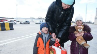 6 yaşındaki kız çocuğu Türkiye'ye yürüyerek geldi, oyuncak ayısıyla mesaj verdi