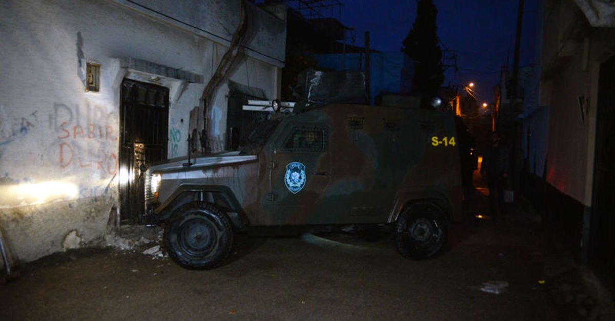 Adana'da DEAŞ operasyonunda kapı zırhlı araçla kırıldı