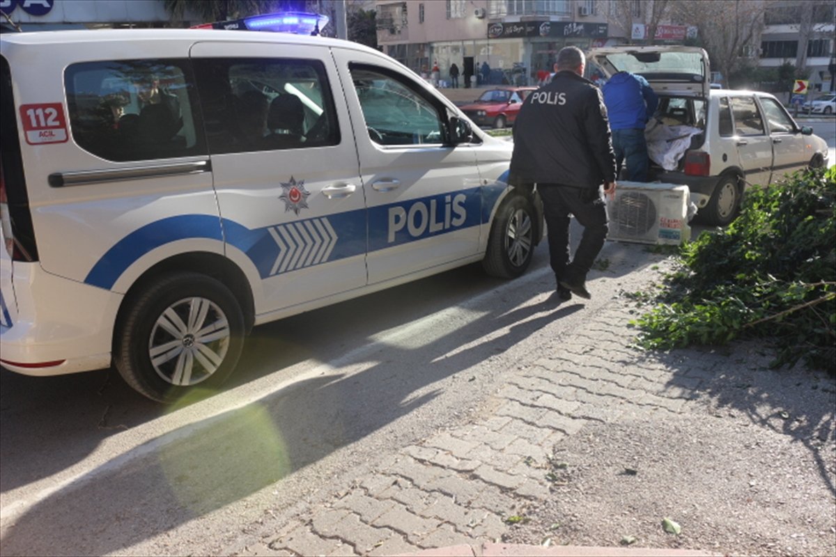 Adana da hırsızlık yapan şahıs suçüstü yakalandı #6