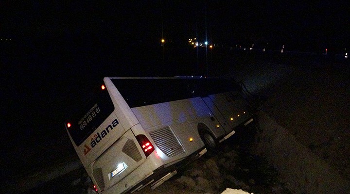 Adana’da yolcu otobüsü devrildi: Çok sayıda yaralı!