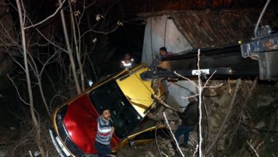 Amasya'da bir otomobil evin çatısına düştü