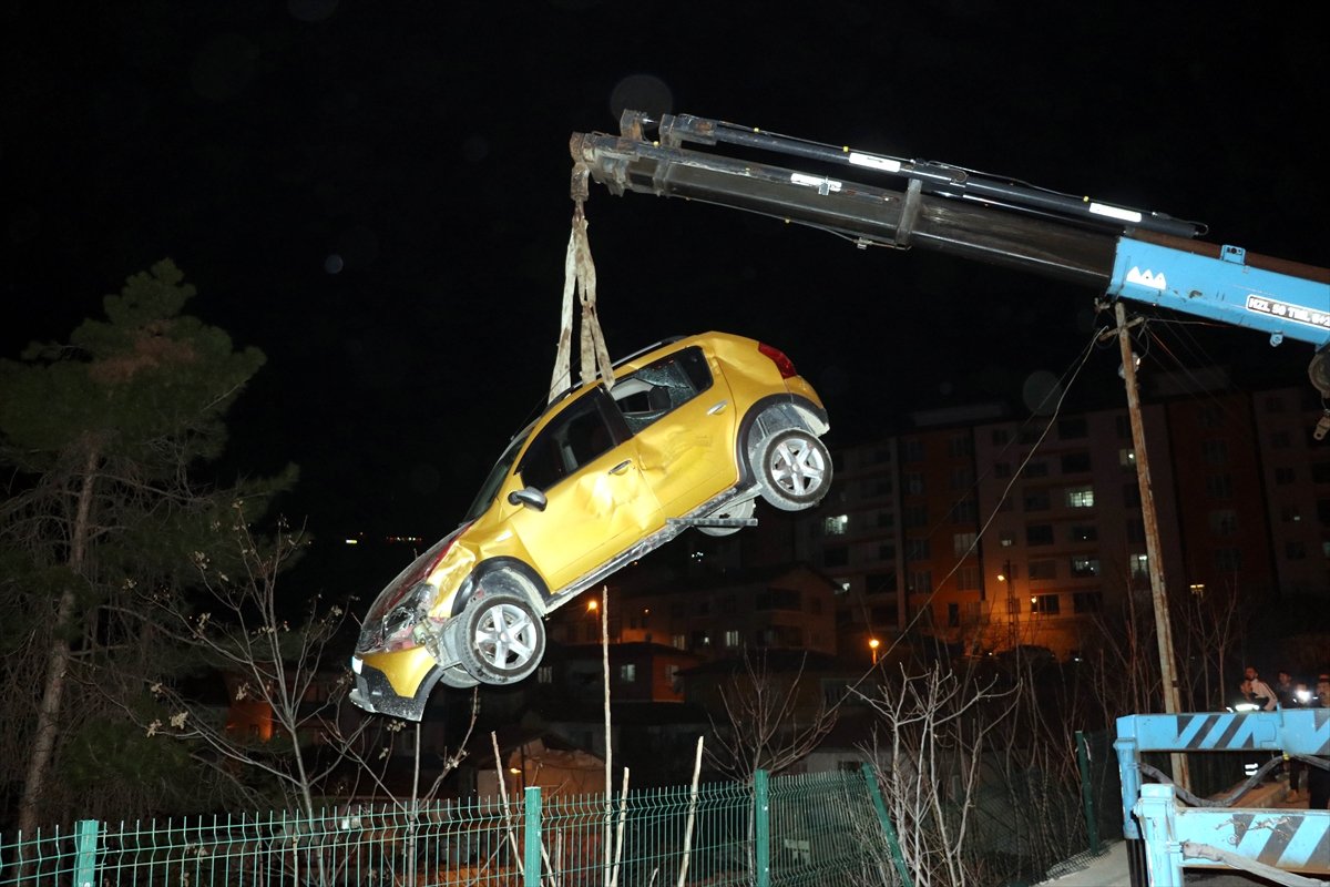Amasya da bir otomobil evin çatısına düştü #1