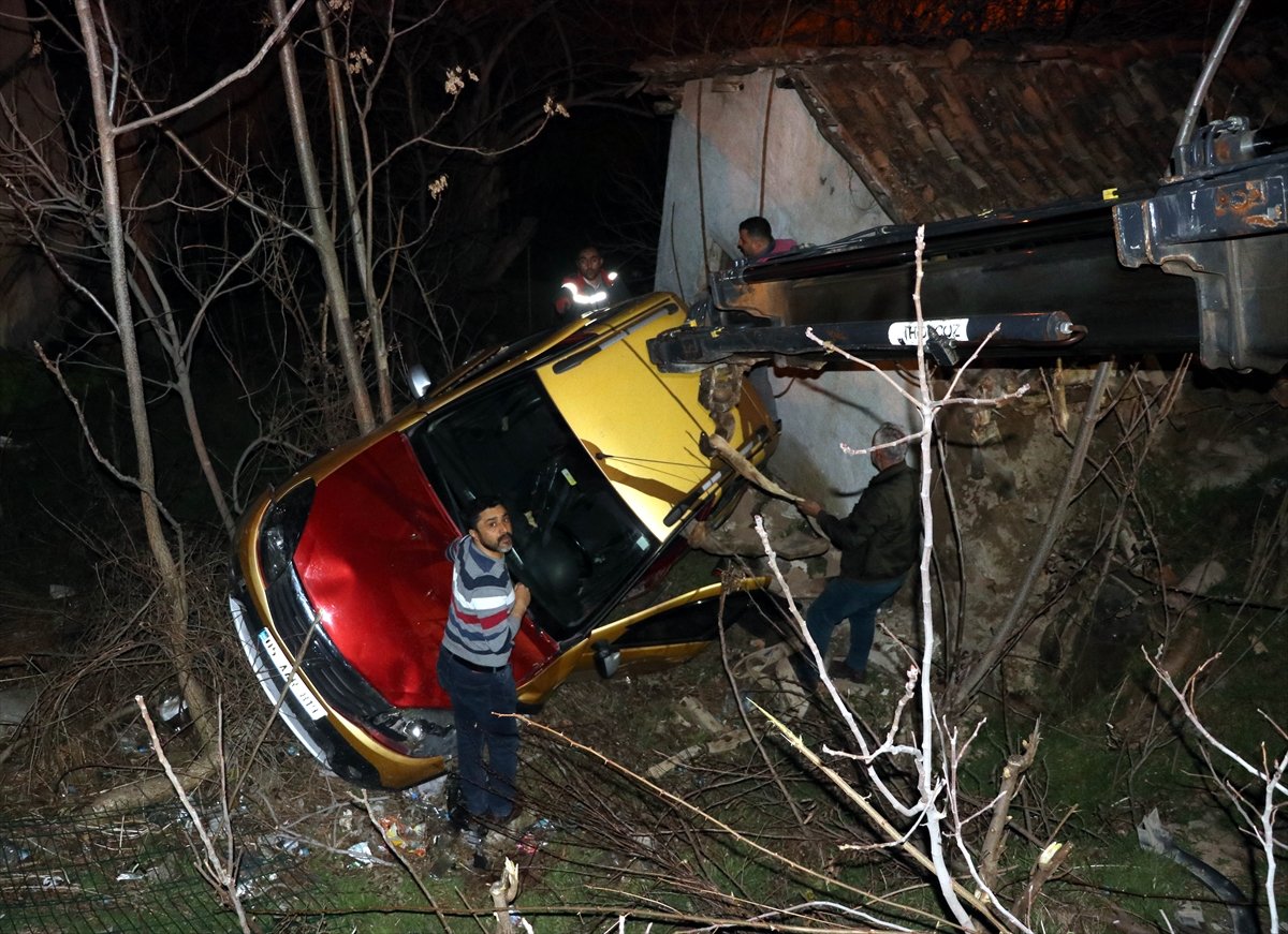 Amasya da bir otomobil evin çatısına düştü #4