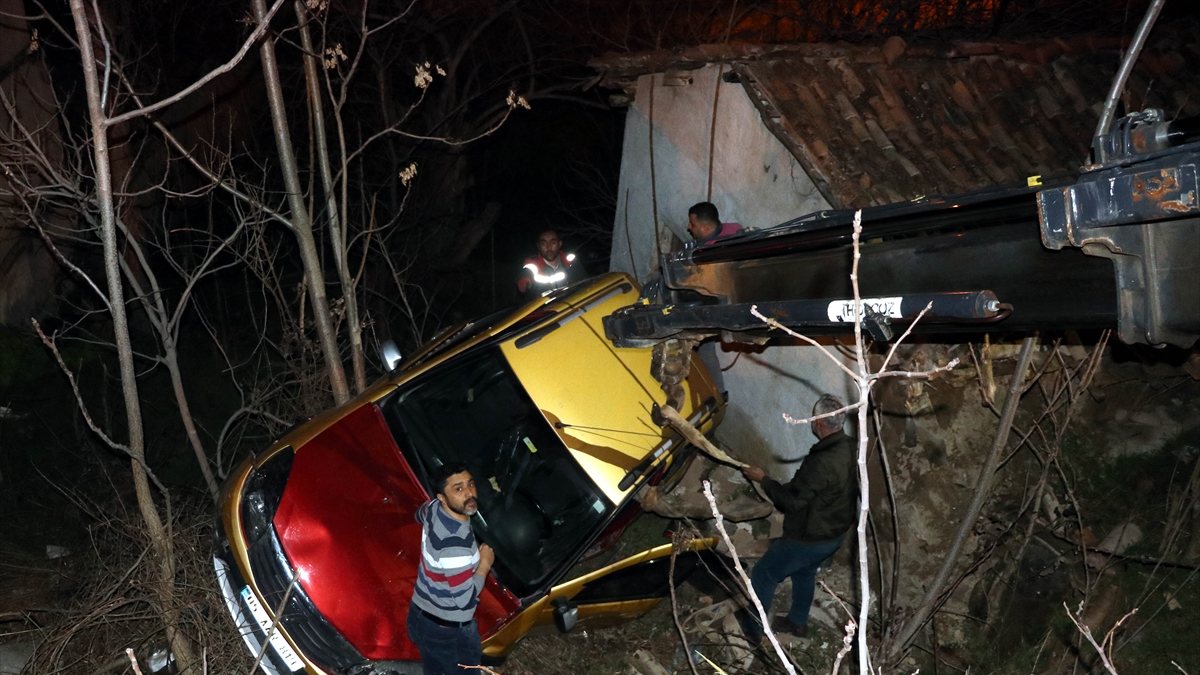 Amasya'da bir otomobil evin çatısına düştü