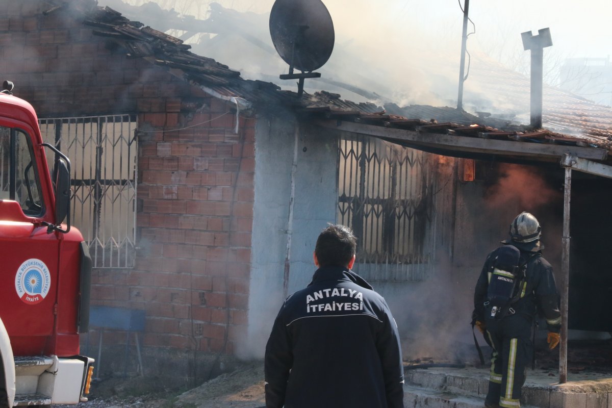 Antalya da evinin yandığını gören şahıs kiracısına saldırdı #1