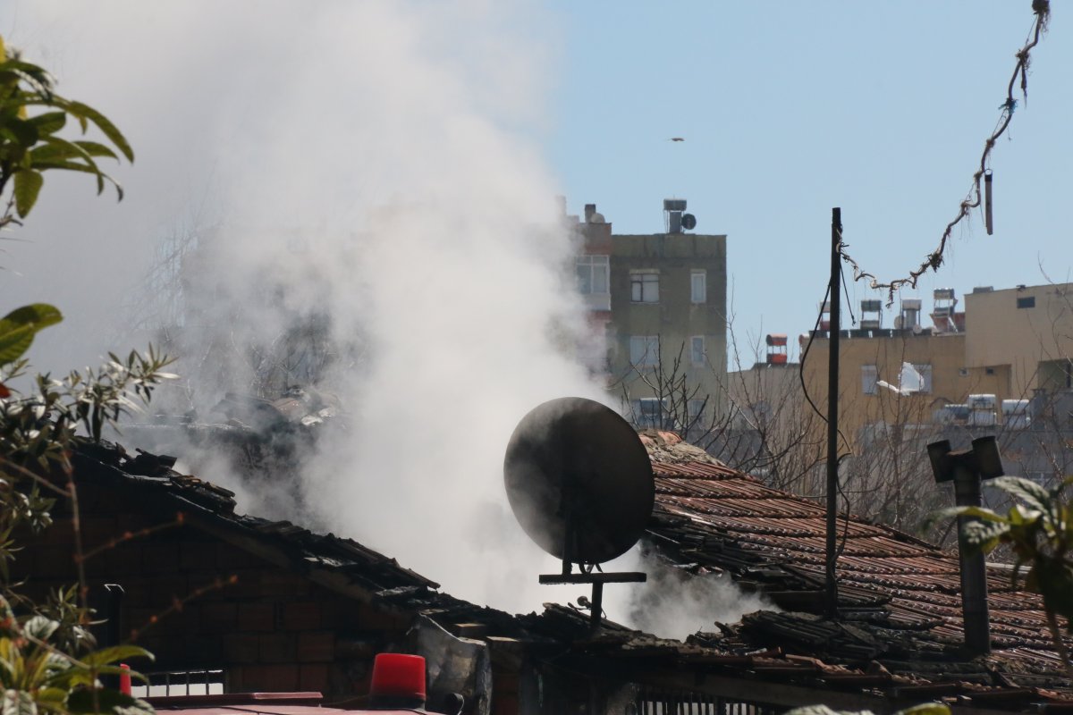 Antalya da evinin yandığını gören şahıs kiracısına saldırdı #11