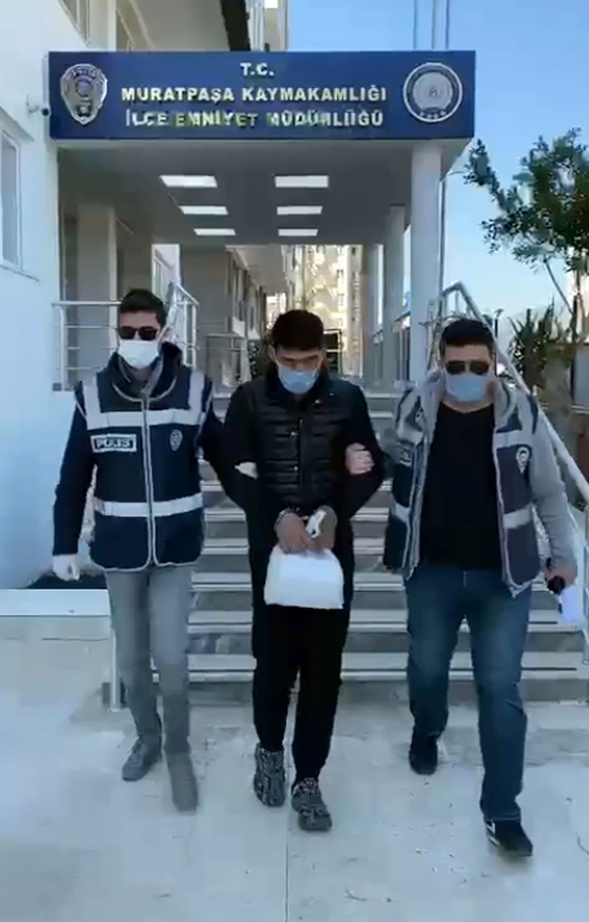 Antalya da kilitlemeyi unuttuğu aracından para çalan hırsız yakalandı #1