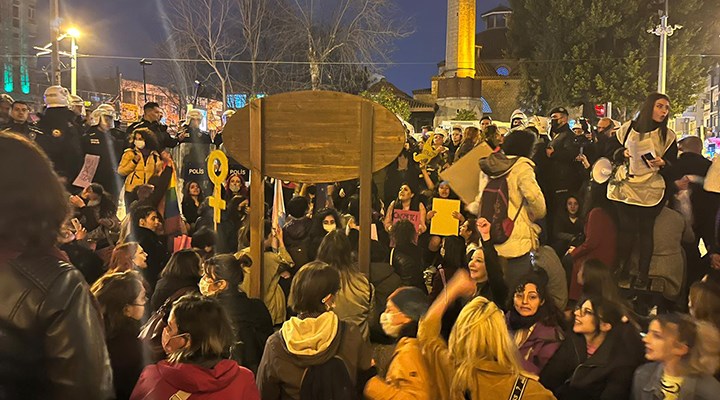 Antalya'daki Feminist Gece Yürüyüşü'ne polis engeli