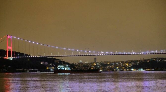 Ayçiçeği yağı yüklü gemi İstanbul Boğazı’na ulaştı