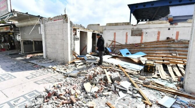 Bergama’da eski stadyumu Yargıyı beklemeden yıktılar