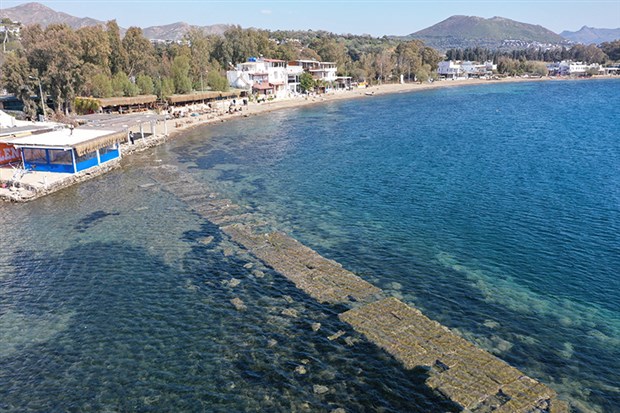 bodrum-da-denizin-cekilmesiyle-tarihi-surlar-ortaya-cikti-995603-1.