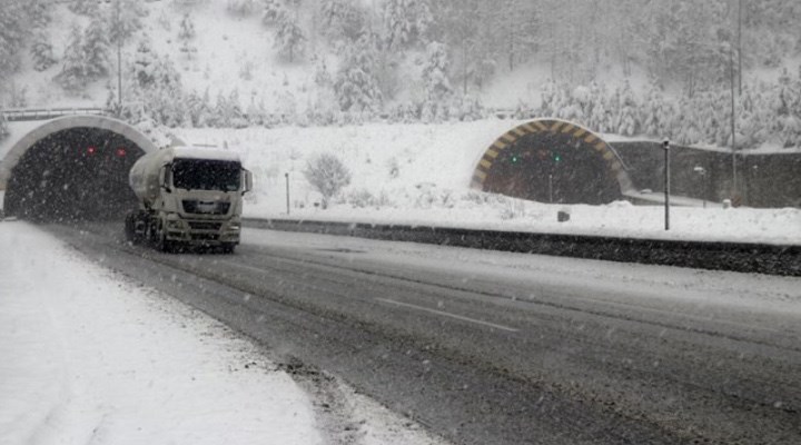 Bolu Dağı kesiminde kar hız kesmedenı etkisini sürdürüyor