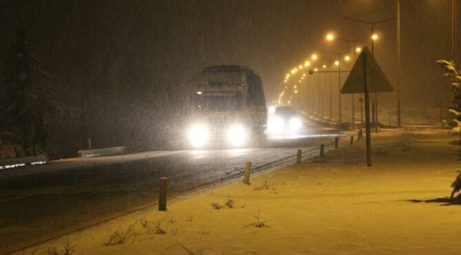 Burdur’daki ulaşımda kar aksamaları