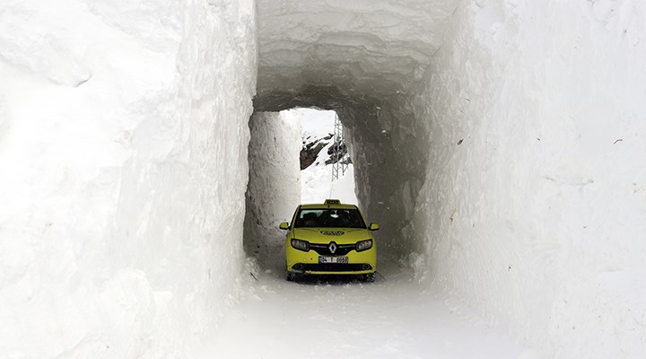 Çığ düşen yola kardan tünel açıldı