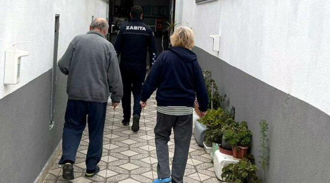 Çocuklarının evden kovduğu iddia edilen yaşlı çift, otele yerleştirildiler