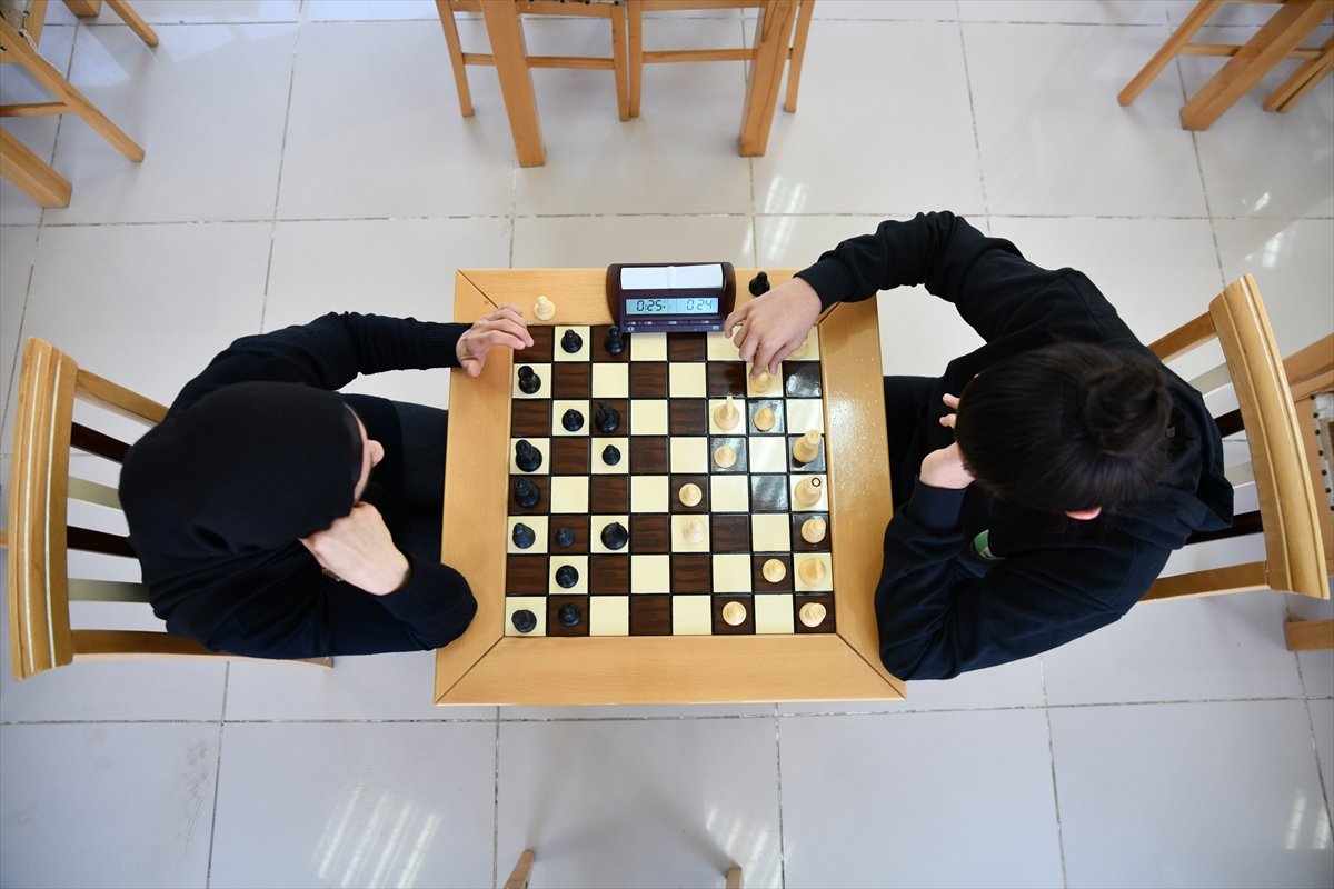 Dikkat eksikliğini satrançla yenen Gaziantepli genç, 47 madalya kazandı #3