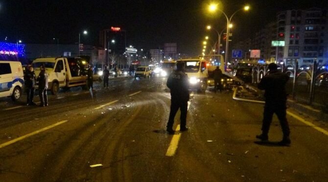 Diyarbakır’da 5 aracın karıştığı zincirleme kaza: Ölü ve yaralılar var