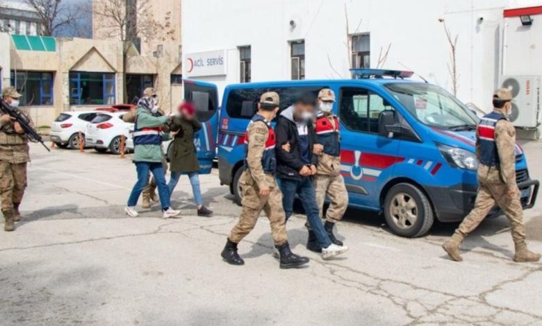 Diyarbakır'da, PKK'ya yardım ve yataklık eden 2 kişi yakalandı