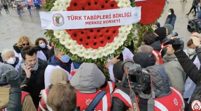 Doktorların Taksim’e çelenk bırakmasına polis engeli!