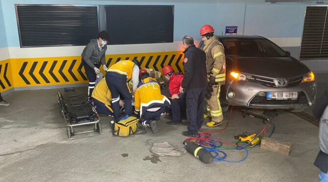 El freni çekmeyi unutan sürücü, otomobilinin altında kaldı
