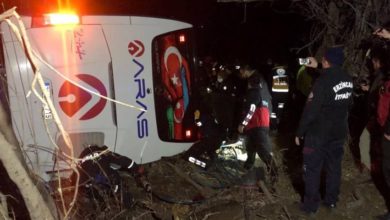 Erzincan'da yolcu otobüsü devrildi: 1 kişi hayatını kaybetti, 8'i ağır 33 yaralı