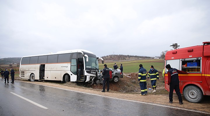 Eskişehir'de işçi servisi otomobil'le çarpıştı: 3 ölü, 1 yaralı