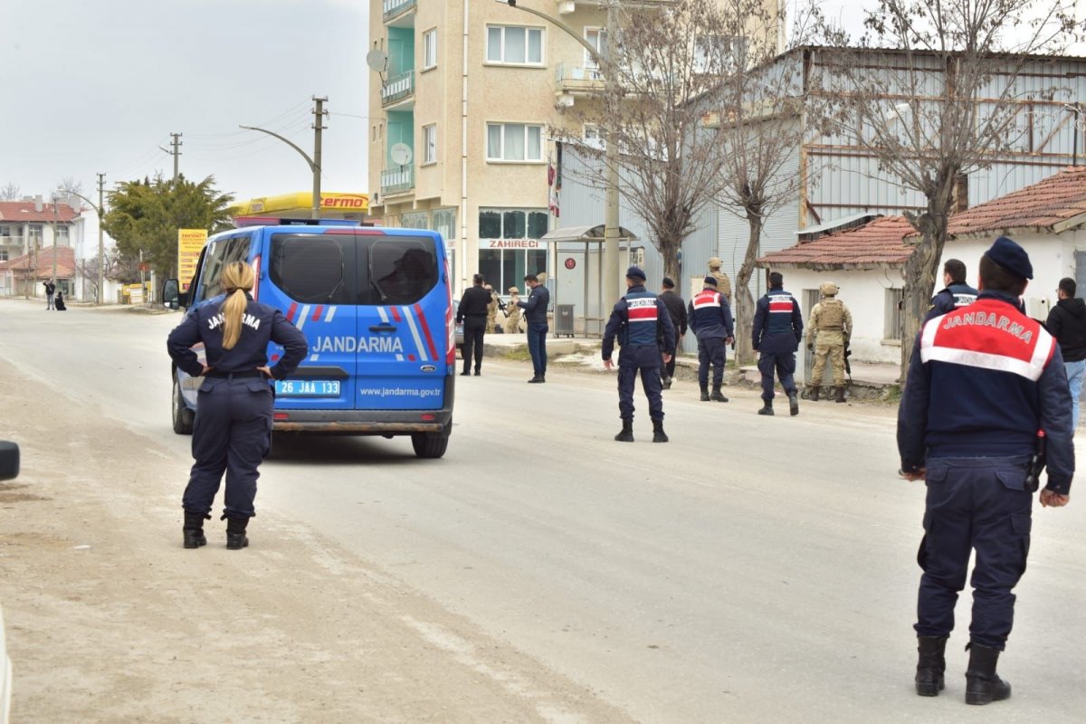 Eskişehir’de silahla 2 kişiyi rehin aldı, vurularak etkisiz hale getirildi #4