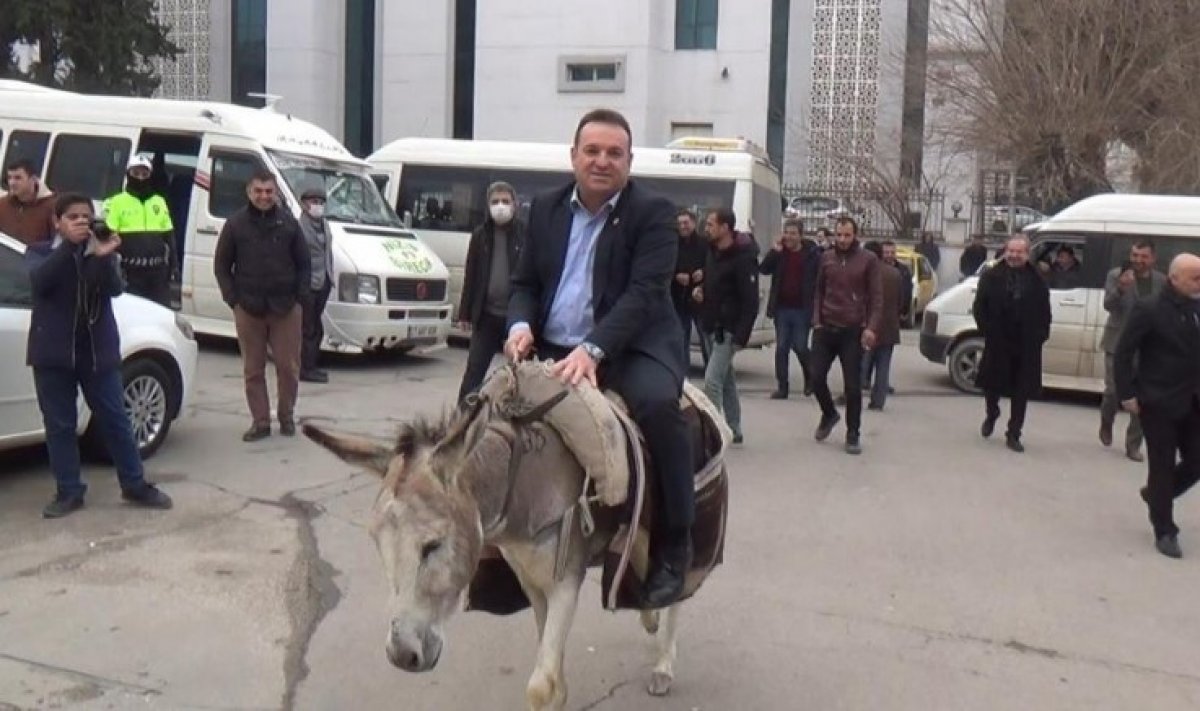 Gaziantep te eşekli eylem, Gelecek Partili ilçe başkanının düşmesiyle son buldu #1