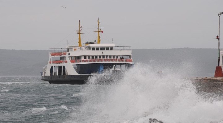 Gökçeada ve Bozcaada feribot seferlerine ‘fırtına’ engeli