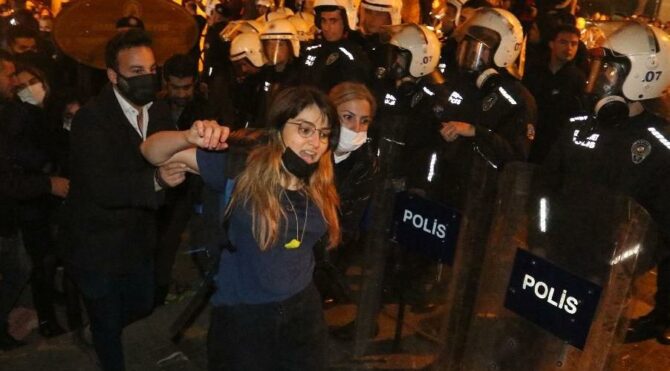 Gözaltına alınan 30 kadın serbest bırakıldı