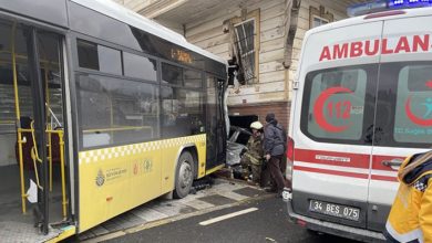 İETT otobüsü 4 otomobile çarptı: 6 yaralı