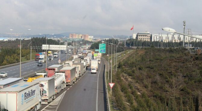 İstanbul yolunda TIR ve kamyon kuyruğu
