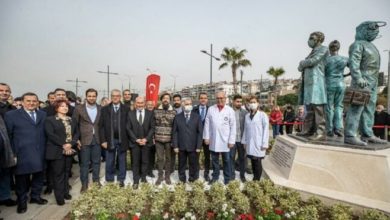 İzmir'de sağlık çalışanları için anıt dikildi