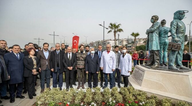 İzmir'de sağlık çalışanları için anıt dikildi