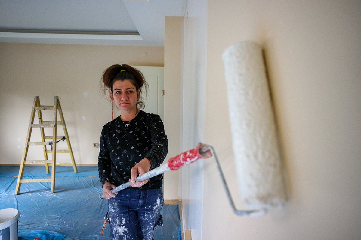 İzmirli kadın 4 yıldır boya badana işi yapıyor #1