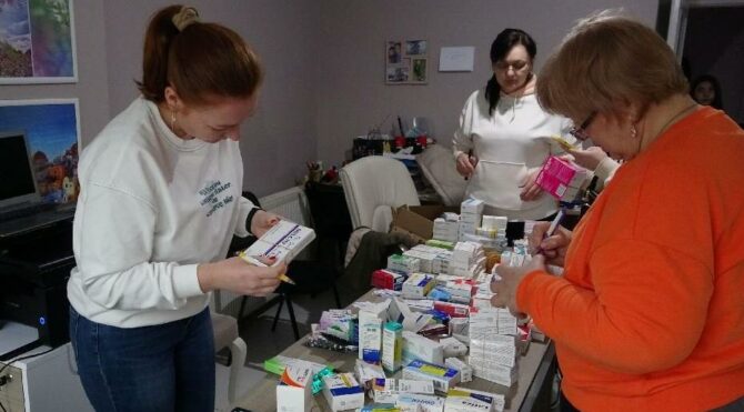 İzmit'te yaşayan Ukrayna'lılar savaştaki ülkelerine ilaç gönderdiler