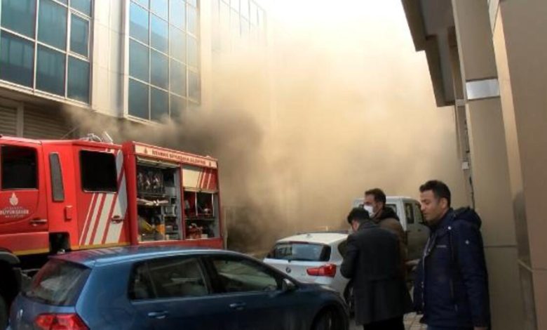Kadıköy’de 3 katlı iş merkezinde yangın